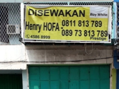 Rukan 3 lantai jalur ramai kendaraan dan jalan lebar di kawasan Kota Harapan Indah, Bekasi