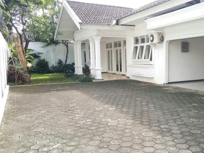 Rumah 1 lantai yang luas dan Asri di Kemang Barat Jakarta Selatan