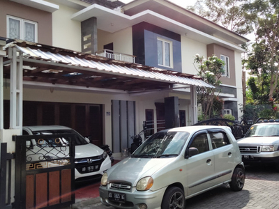 Rumah 2 Lantai dengan kolam renang pribadi di Maguwoharjo Yogyakarta