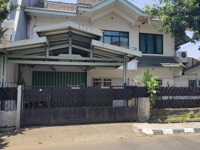 Dijual Rumah 2 lantai perlu Renovasi , Harga Nego di Pulo Mas Jak