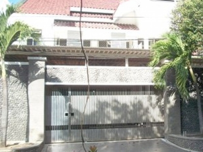 Dijual Rumah 2,5 Lantai, Bagus, Mewah, Row Jalan Lebar, Bebas ban