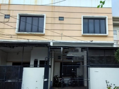 Rumah 3 lantai di Jalan Utama