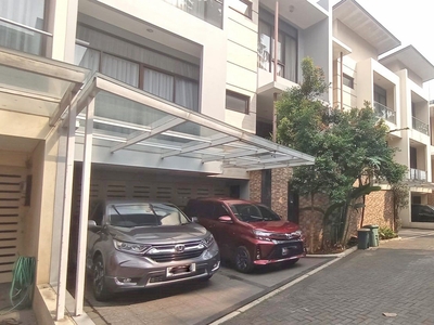 Dijual Rumah 3 lantai Lokasi bagus di Lebak Bulus Residence, Jaka