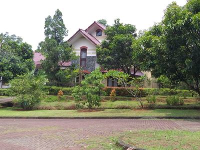 Dijual Rumah Asri dengan Halaman Luas @Komplek Billabong Park Vie