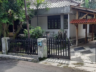 Dijual Rumah asri klasik siap huni di lokasi strategis di Lebak B