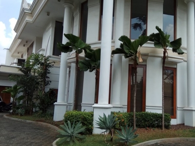 Rumah Asri, tenang, nyaman, tenang, ada kolam renang di Duren Sawit Jakarta Timur