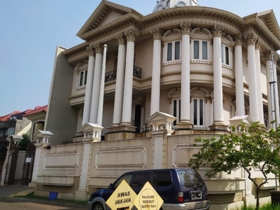Rumah Bagus dan Mewah 3 Lantai di Harapan Indah Regency