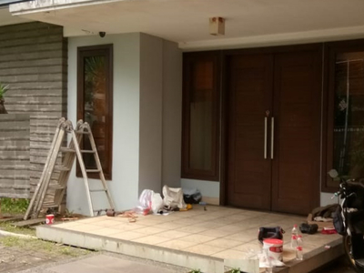 Disewa Rumah Bagus, dengan halaman depan yang Asri dan luasdi Keb