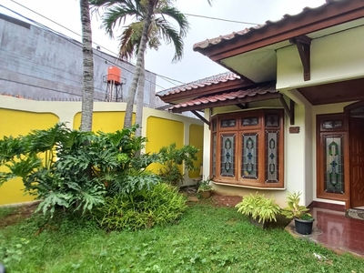Rumah Bagus Konsep Terbuka Luas di Kebon Jeruk Jakarta Barat semi Furnished