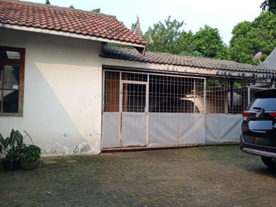 Dijual Rumah bagus,halaman luas,depan taman di Jl.Bintaro Permai