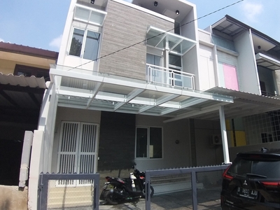 Rumah Baru 3 Lantai , Sayap Riau , dekat Gedung Sate