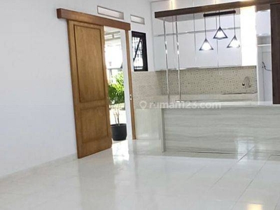 Rumah Baru Di sewa Semi Furnished di Jl. Wahyu Cipete , Cipete