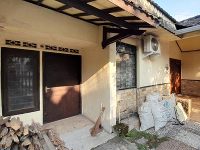 Rumah Berpagar Ada Ruang Usaha Pinggir Jalan Tengah Kota Jombang
