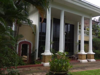 Rumah Besar Bergaya Etnik dengan Halaman Luas di Jatipadang