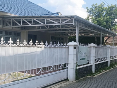 Rumah Besar Berlahan Luas dekat Jl.Kaliurang - Sleman
