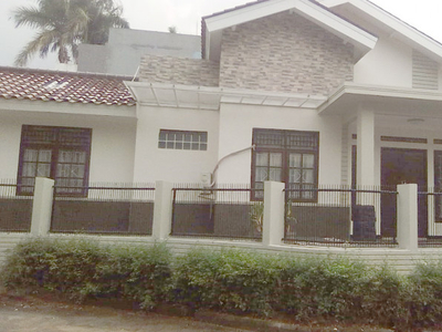 Rumah Brand New, Siap Huni dengan halaman luas dalam cluster Bintaro Sektor 9