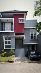 Rumah Cantik, dalam cluster, Jalan Lebar di Jombang, Bintaro, Sektor 9