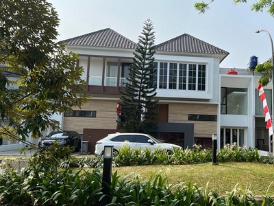 Dijual Rumah Cantik Dan Murah Depan taman Di Kebayoran Village Bi