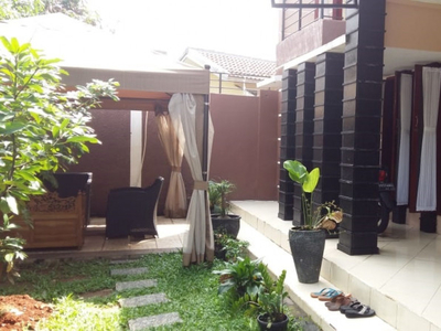 Rumah Cantik dengan halaman luas di dalam cluster Bintaro Sektor 5