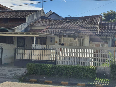 Rumah cocok untuk investasi posisi hoek lokasi dalam cluster Sektor 5, Bintaro