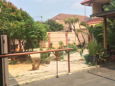 Rumah dengan halaman dan garasi besar, siap huni di Pasar Minggu, Jakarta Selatan