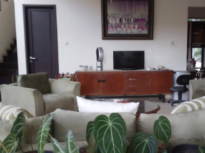 Dijual Rumah dengan Halaman Luas, Bisa untuk Usaha di Bintaro Sek