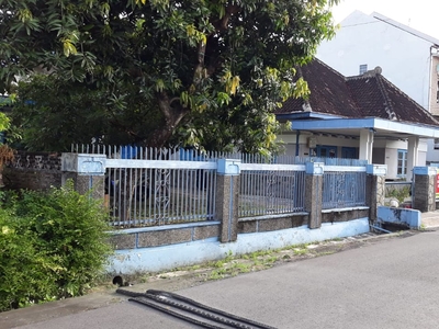 Rumah Dengan Halaman Luas Lokasi Rejosari Banjarsari Surakarta