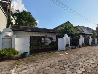 Dijual Rumah Dengan Halaman Luas Lokasi Strategis Di Jl Bener, Te