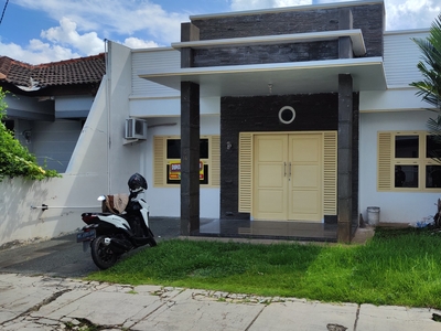 Dijual Rumah dengan Kolam Renang di Villa Citra I Antasari