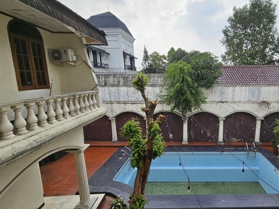 Dijual Rumah dengan Pool, Lokasi Strategis di Kemang Timur, Jakar