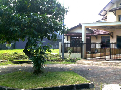 Rumah depan taman dengan harga menarik