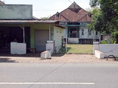 Rumah di Jl. Merdeka, Mojowarno - Jombang, Halaman Luas, Nol Jalan Raya