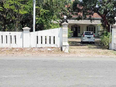 Rumah di Jl. Merdeka, Mojowarno - Jombang, Halaman Luas, Nol Jalan Raya