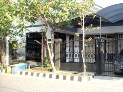 Dijual Rumah di Kutisari Indah Utara, Row Jalan Lebar, Paving, Be