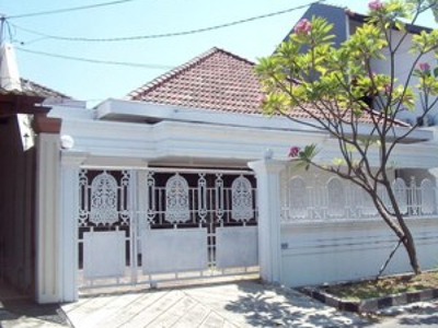 Dijual Rumah di Margorejo Indah, Bagus + Terawat, Row Jalan depan