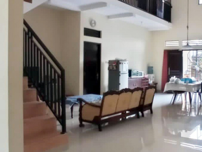 Dijual Rumah di Prapen Indah, 1.5 Lantai, Bagus + Terawat, Row Ja