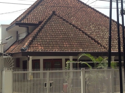 Rumah di Sayap Diponegoro Bandung, Jl. Cisangkuy