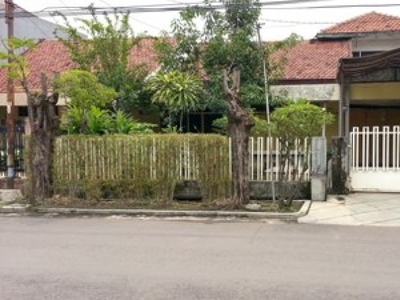 Rumah di Taman Kendangsari, Terawat, Row Jalan Lebar bisa 3 mobil, Bebas banjir - LIA -