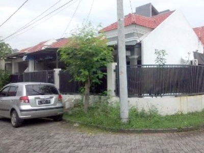 Rumah di Taman Wiguna Selatan, Lokasi bagus, Row Jalan Lebar, Bebas banjir, Hoek, Siap Huni