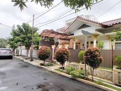Rumah di Tanjung Barat, Jakarta Selatan, Dalam Kompleks, Di Hoek, SHM, LT 289 m2