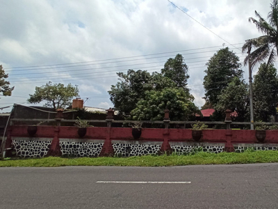 RUMAH DIATAS TANAH 2417 METER DENGAN DESAIN ETNIK JAWA , DI JL KALIURANG KM 22