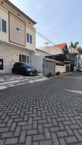 Rumah Dijual Jalan Simpang Darmo Permai Selatan Surabaya 2 Lantai Semi Furnished
