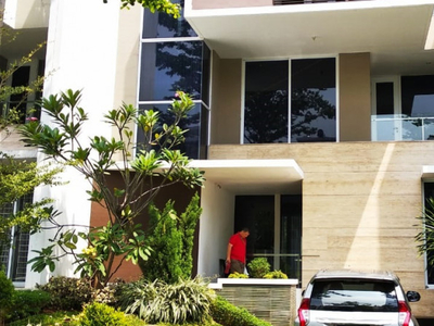 Rumah dua muka, dijual, kondisi seperti baru, include furniture, di Citra Garden 6, Jakarta Barat.