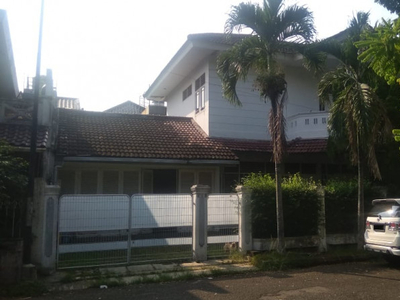Rumah halaman belakang luas di Villa Delima dekat dengan MRT