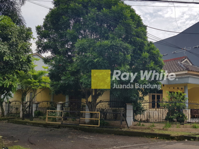 Dijual Rumah Hoek dengan 5+1 Kamar di Antapani Bandung
