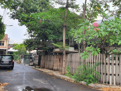 Rumah Hoek dengan jalan lebar di Komplek Taman Aries, Jakarta barat