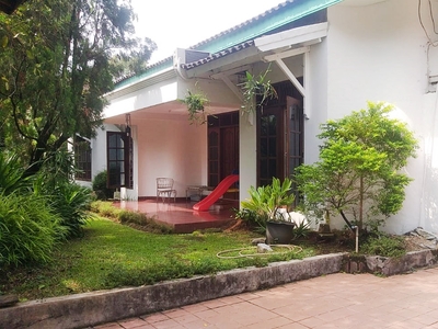 Rumah Huk dan Taman Luas Terawat di Pesanggrahan Jakarta Selatan