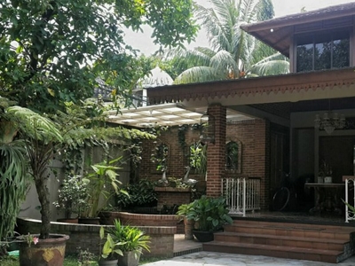 Rumah hunian bergaya Vintage, nyaman, tenang dan aman, halaman luas di Cibubur Jakarta Timur