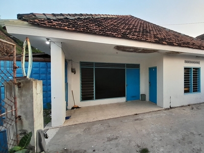 Rumah Lahan Luas Ada Ruang Usaha Tengah Kota Jombang