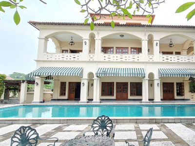 Rumah Mewah Dengan Kolam Renang Di Bukit Golf, Pondok Indah